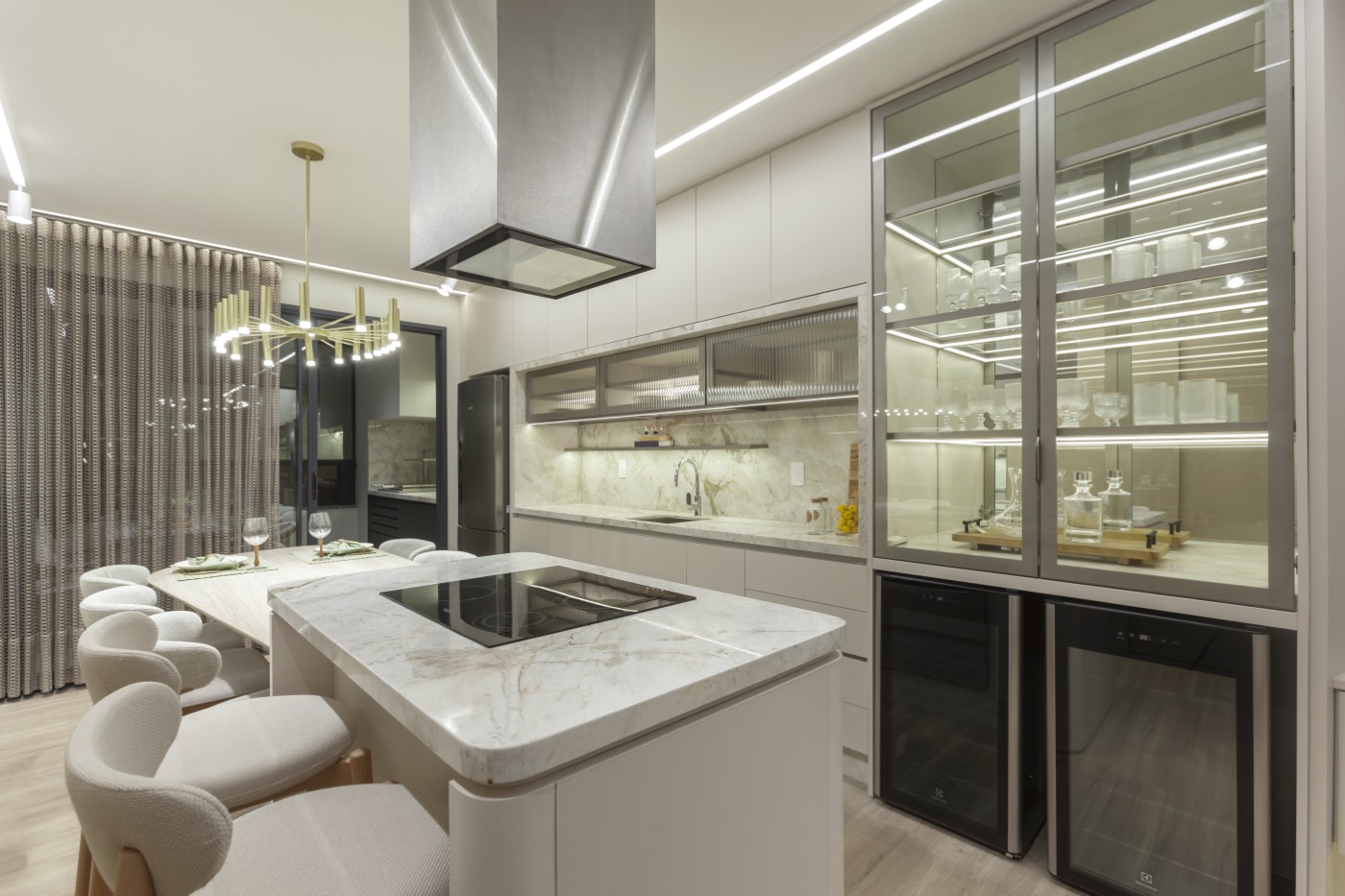 Cozinha com ilha e cooktop