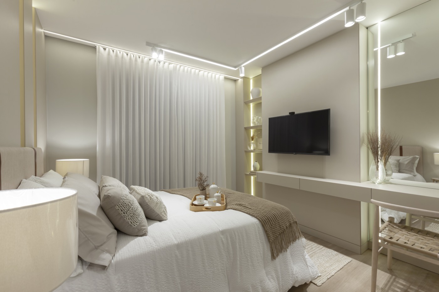 Quarto com cortinas e TV