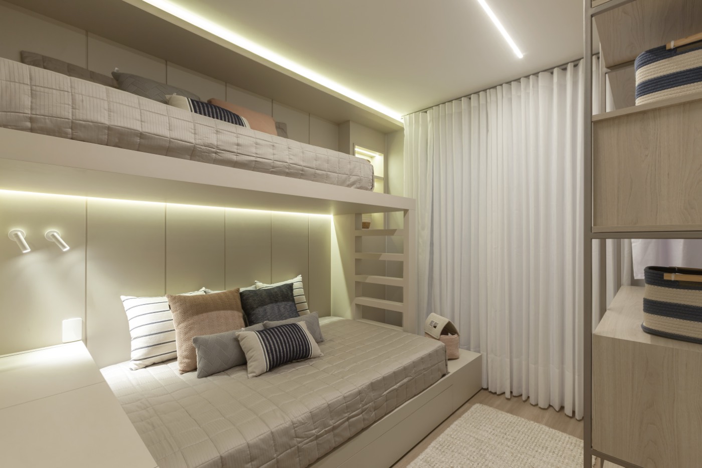 Quarto com cama e nichos iluminados